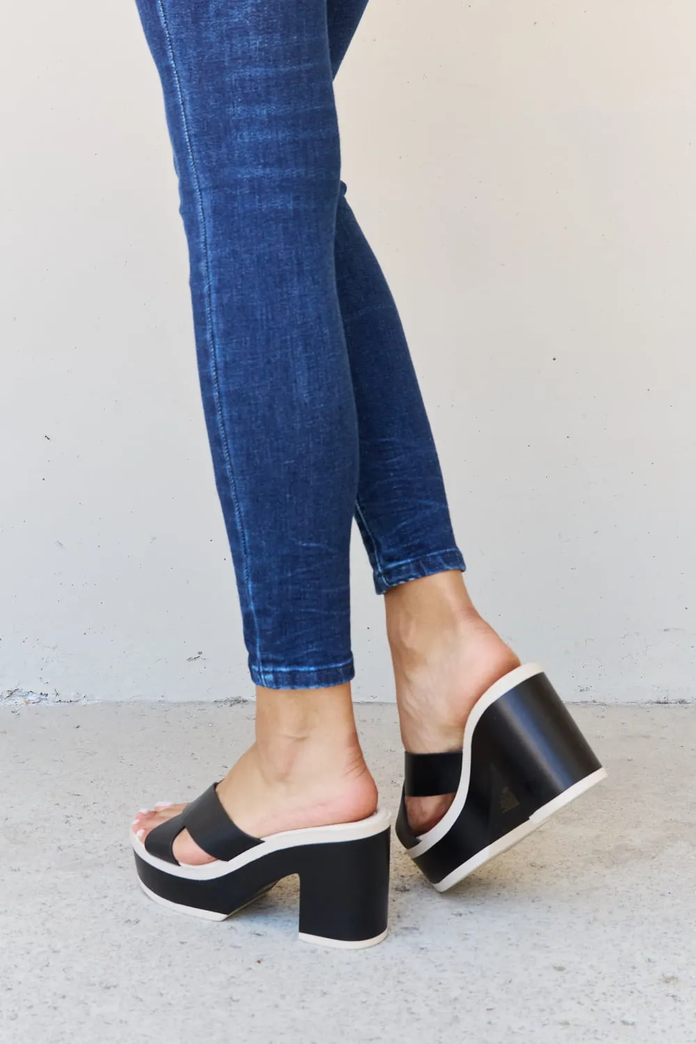 Contrast Platform Sandals in Black